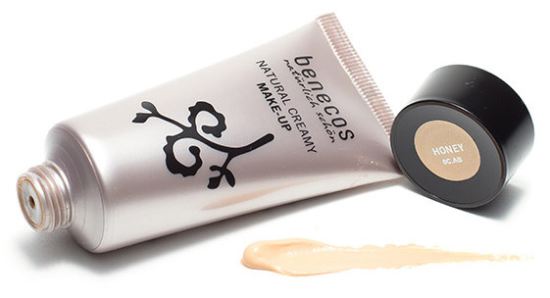 Natürliches Make-up in Honigcreme